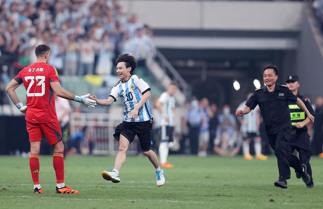 足球明星与球迷互动引发热议的简单介绍 足球明星与球迷互动引发热议的简单介绍