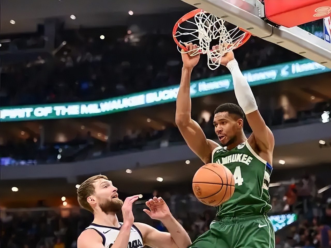 篮球赛场上一场精彩对决引发球迷尖叫的简单介绍