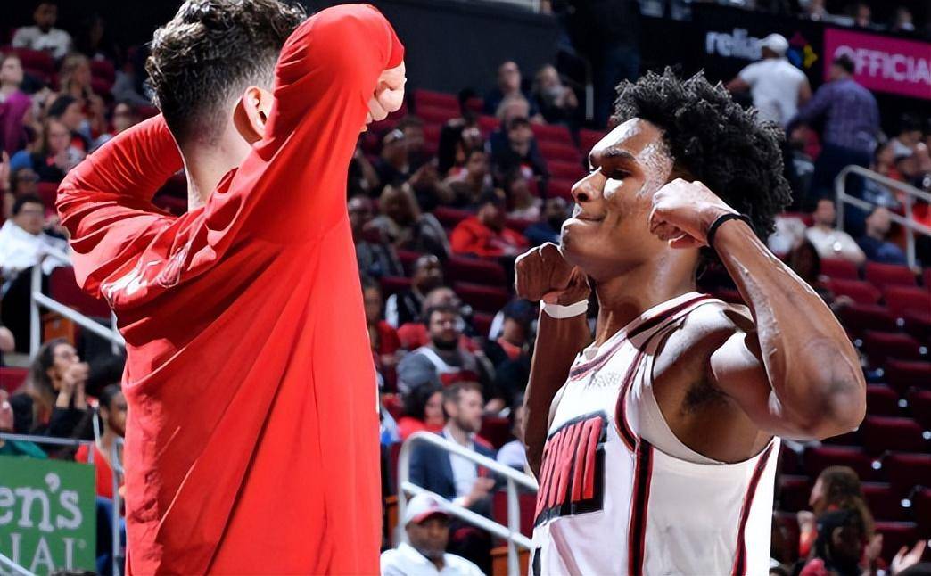 火箭在主场大胜，一举击败东部强队