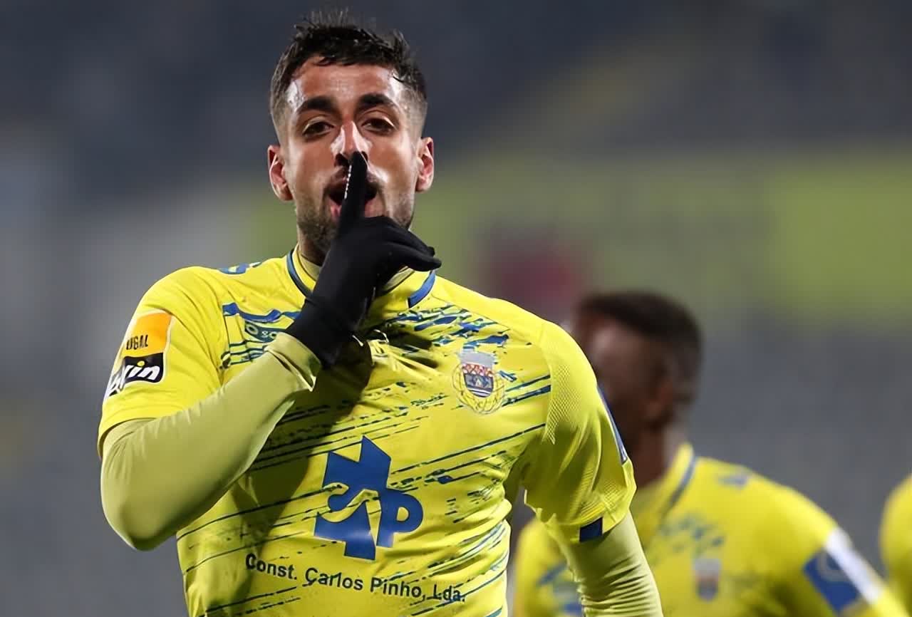 狼队球员在英超比赛中展现出色实力，备受期待