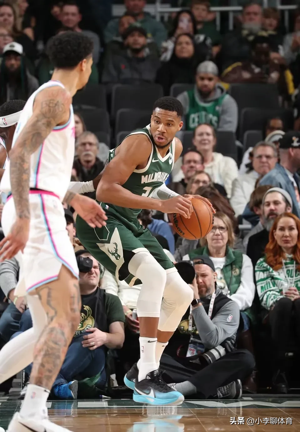 雄鹿主场轻松取胜,全队发挥亮眼 雄鹿主场轻松取胜,全队发挥亮眼