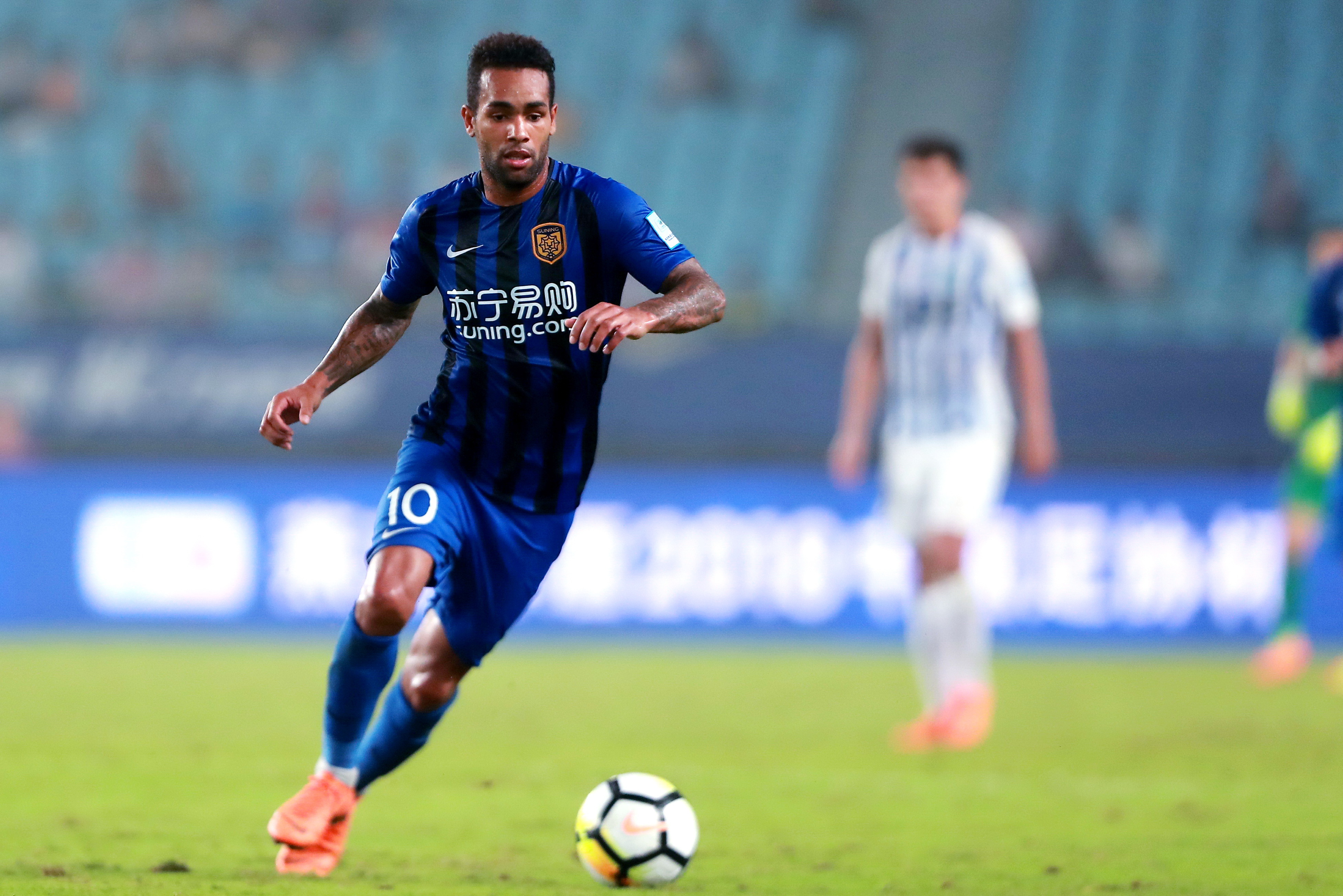 江苏苏宁队客场击败青岛黄海队，继续领跑榜首的简单介绍