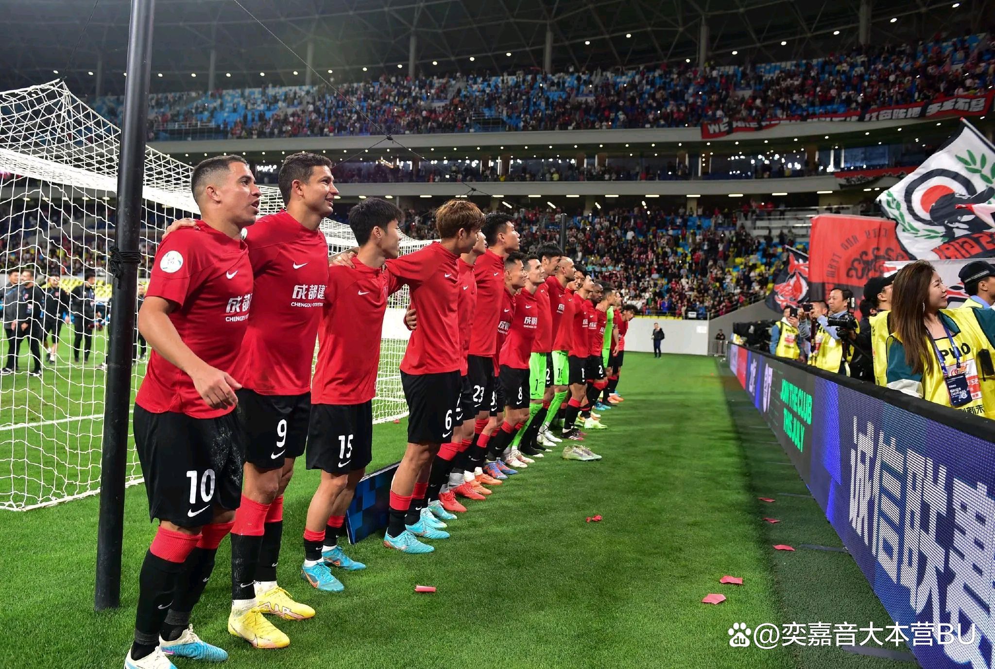 顶尖球队齐聚一堂,中超联赛带来视听盛宴 顶尖球队齐聚一堂,中超联赛带来视听盛宴