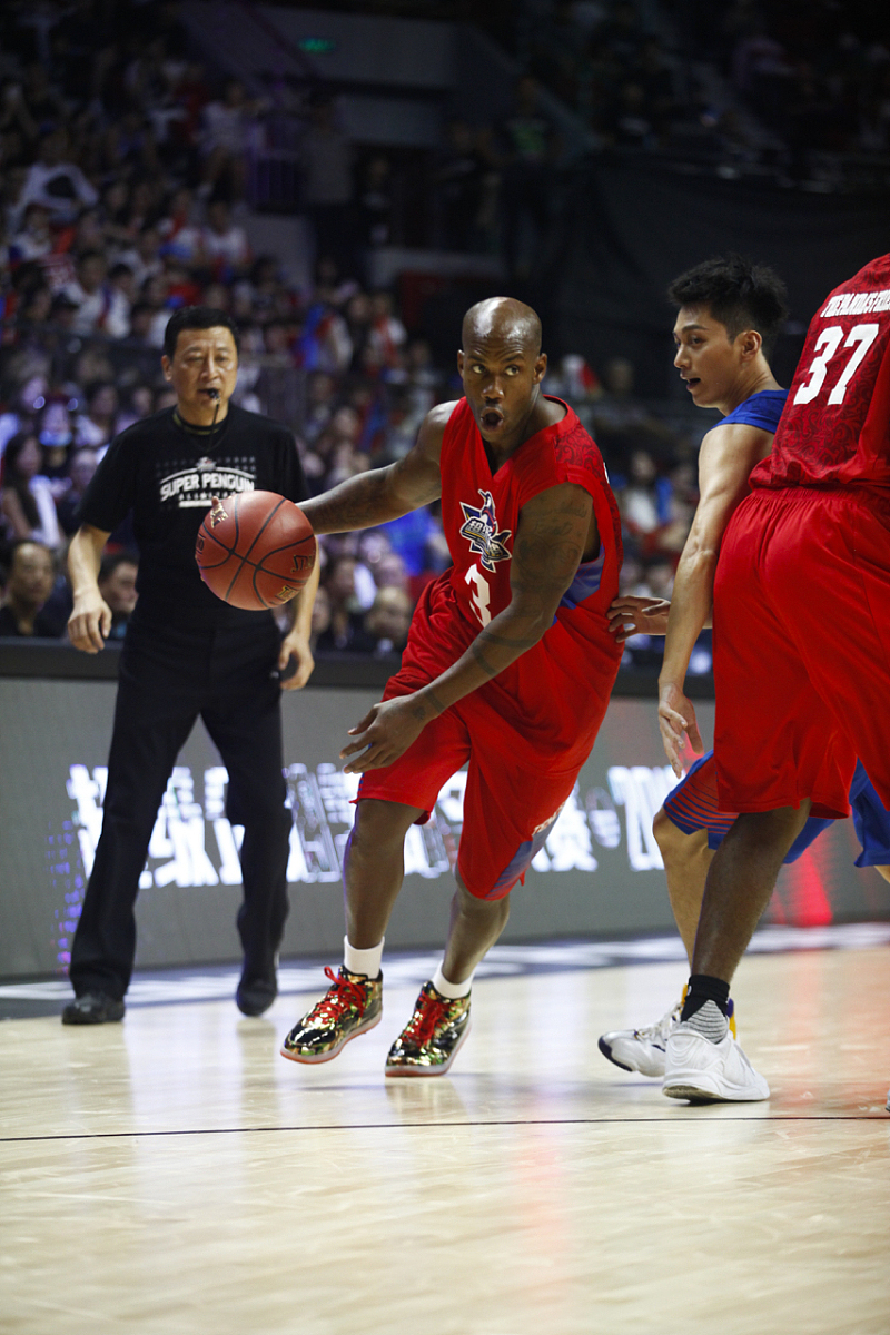 猛龙队在比赛中展现出了极强的团队协作精神