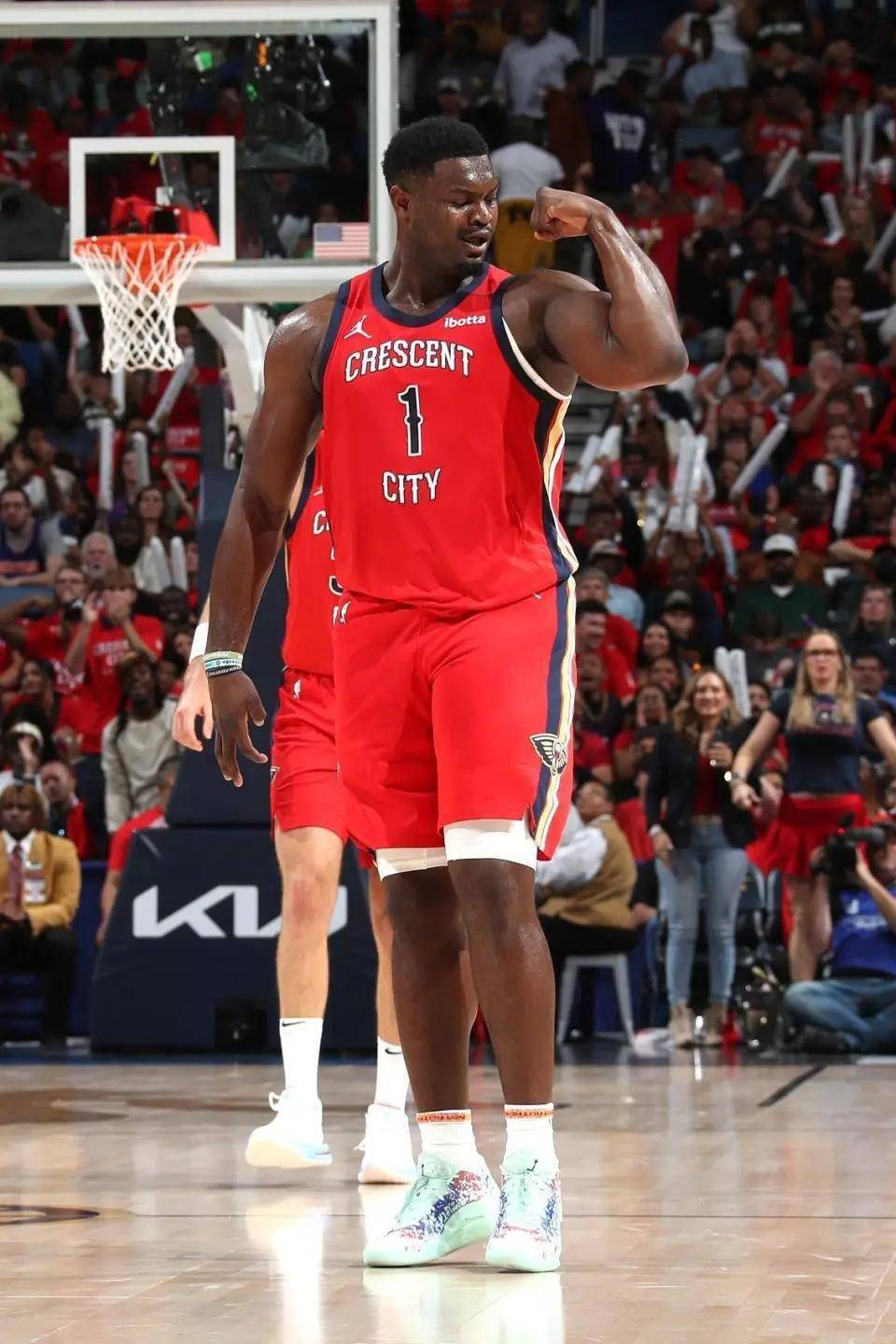 篮球比赛中出现劣迹，裁判联手处理