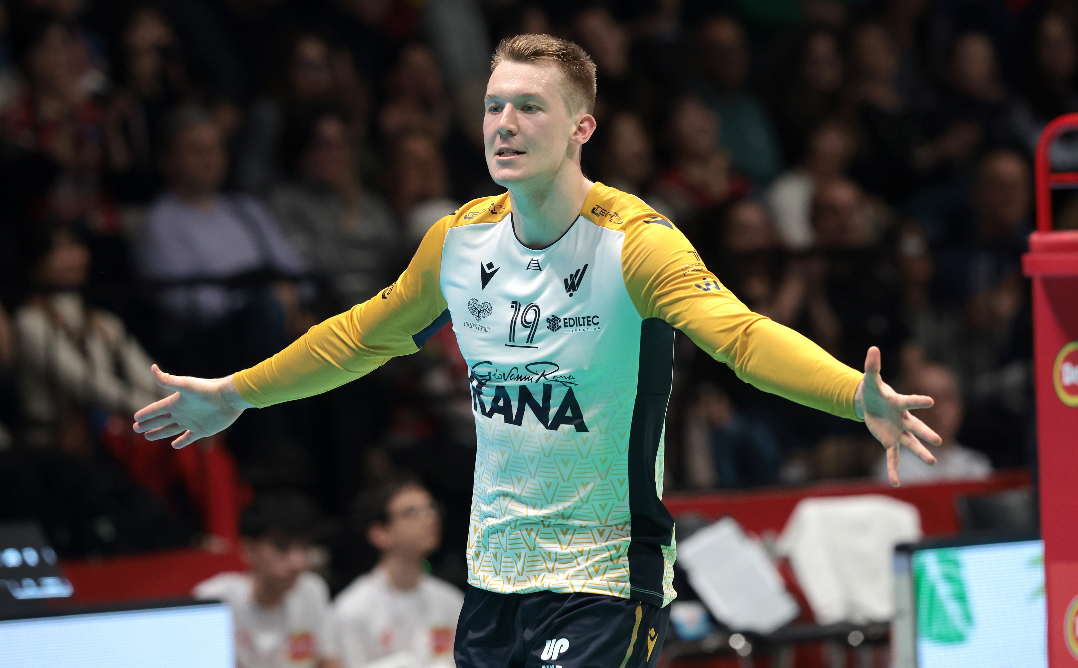 国米客场逆转维罗纳,豪取三分 国米客场逆转维罗纳,豪取三分