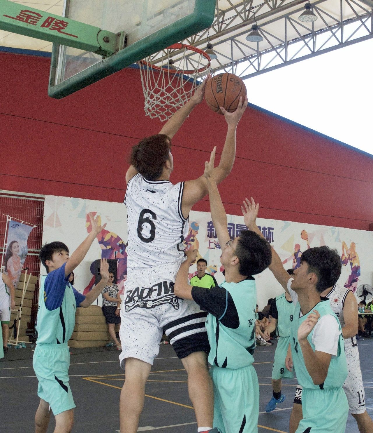 双方强强对话，比赛节奏紧凑激烈的简单介绍