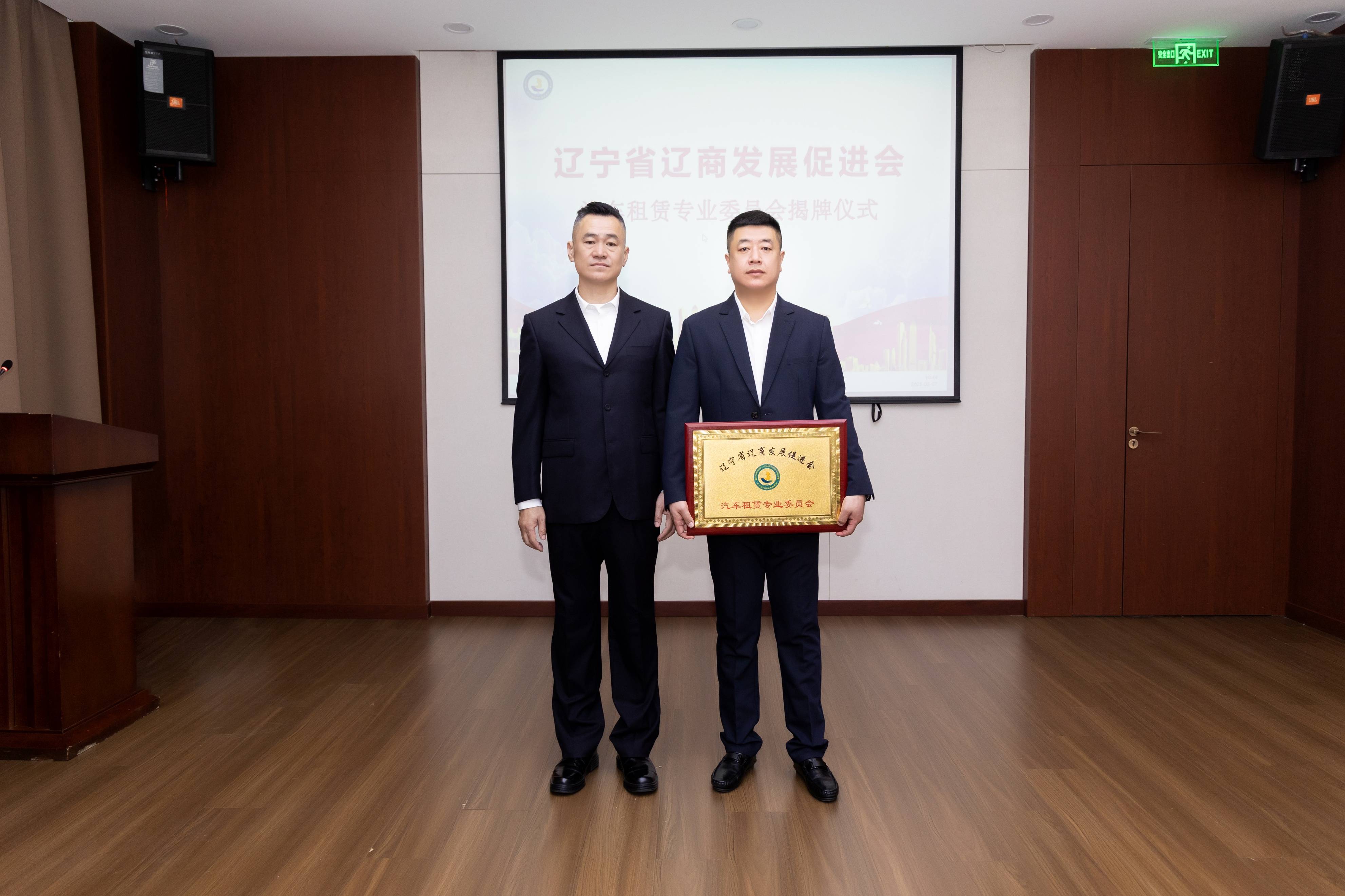 爆发全队合作力量，球队斩获胜利赢得掌声的简单介绍