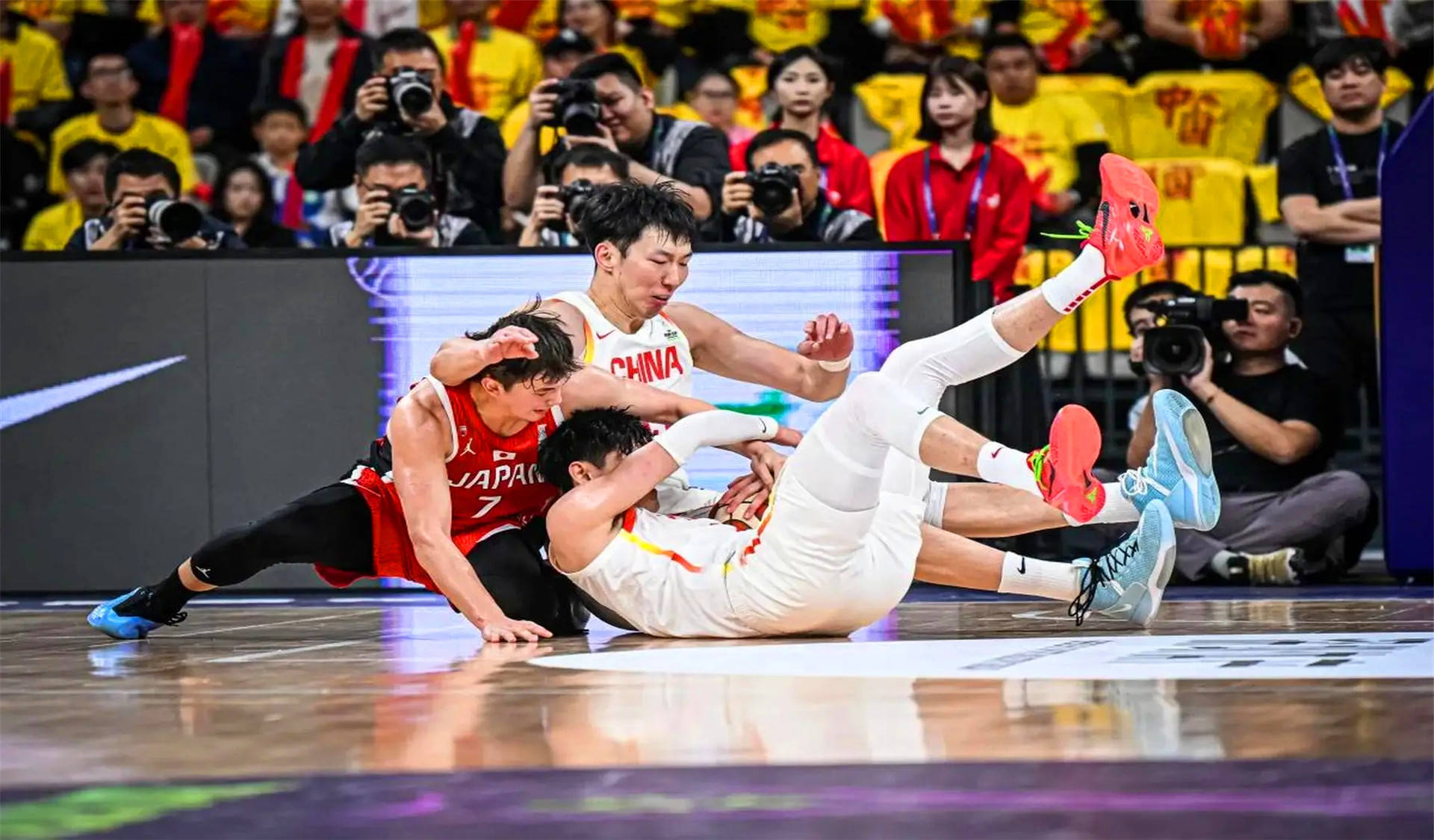 实力碾压,球队轻松战胜强敌 实力碾压,球队轻松战胜强敌