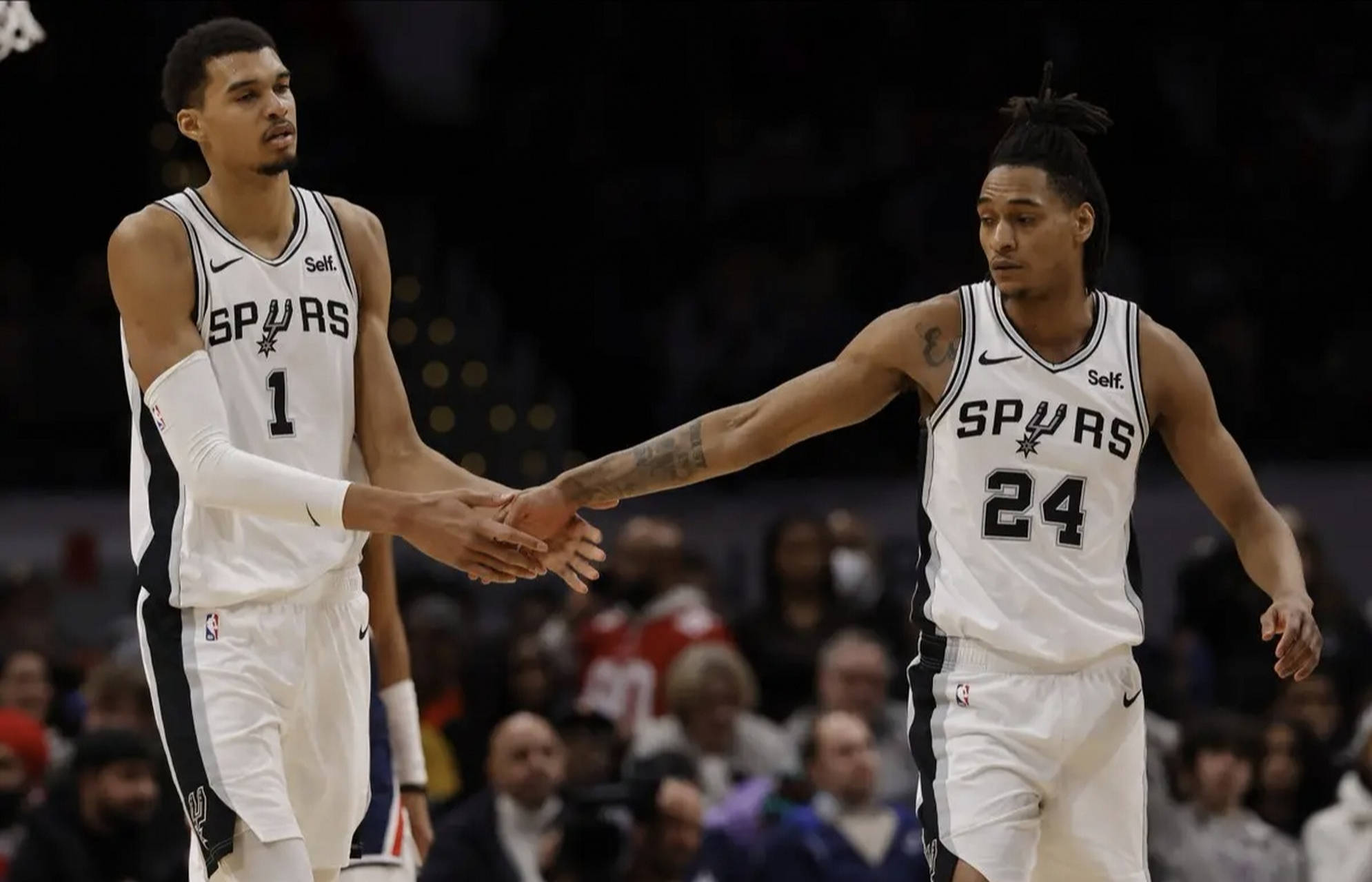 包含猛龙挑战马刺，双方展开激烈角逐的词条