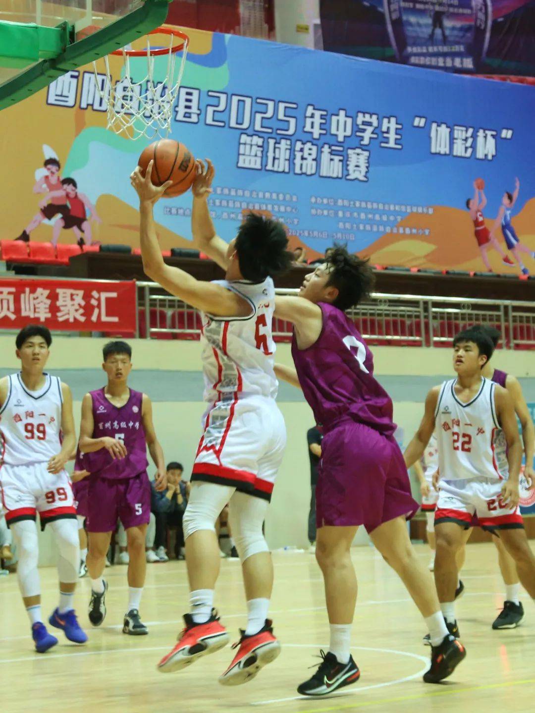 篮球赛场上球员表现飒爽，风采独特