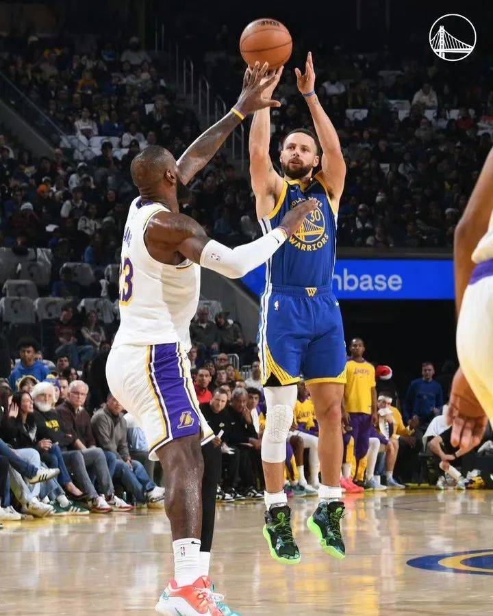 NBA新赛季揭幕战：湖人胜勇士