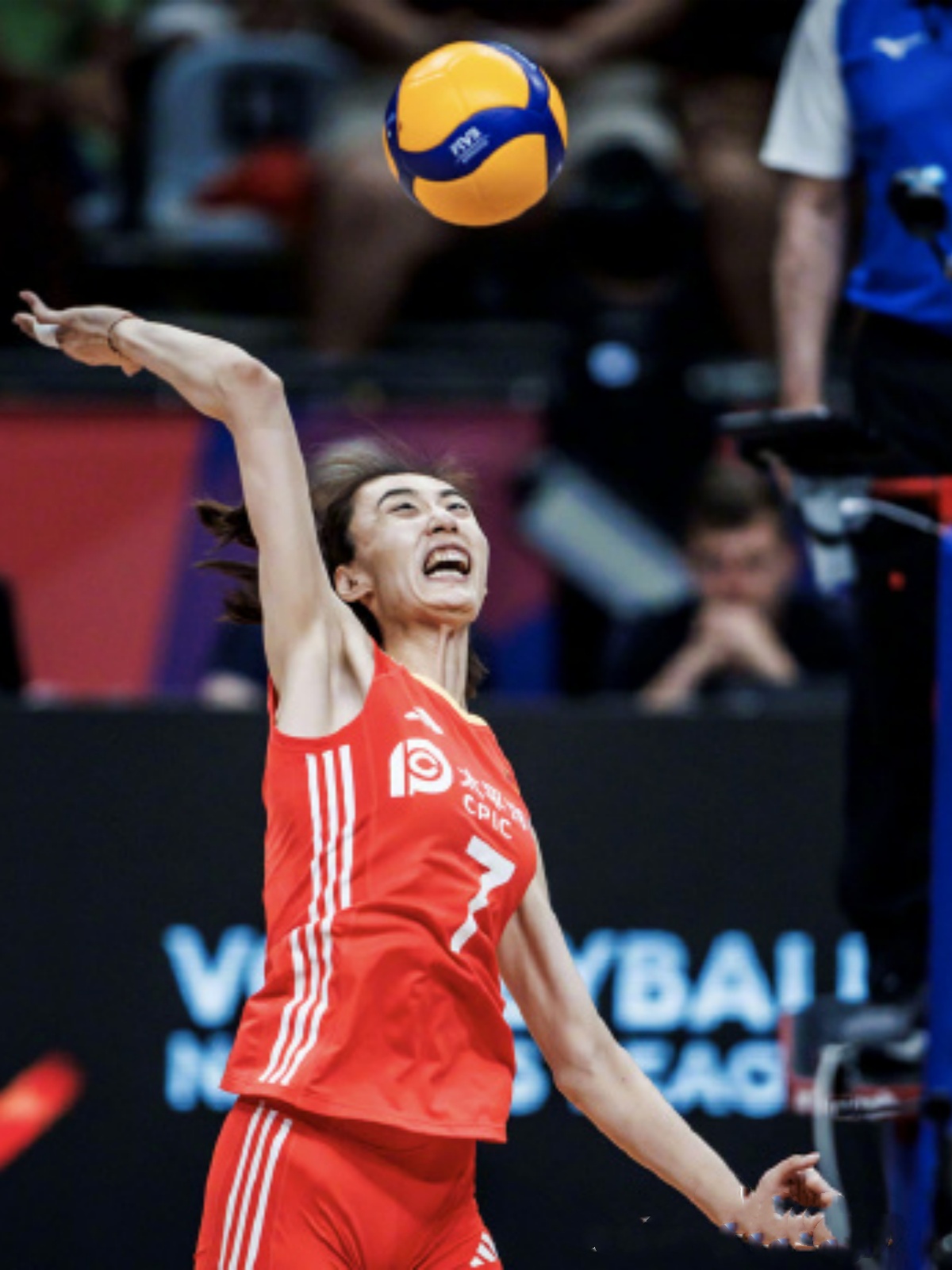 巴西选手在排球比赛中取得胜利